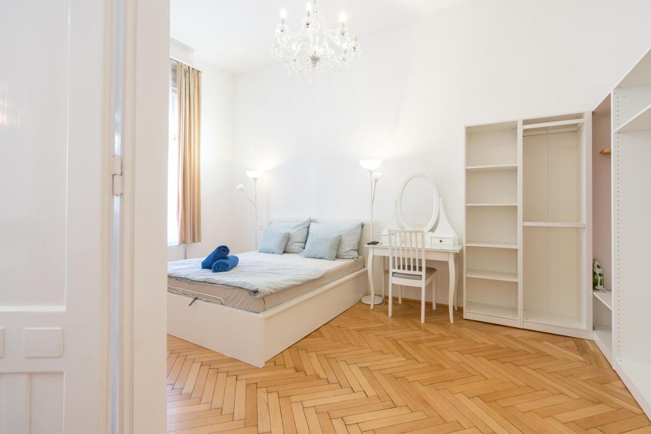 Garys Bright And Spacious Two Bedroom Flat Near Danube Budapeste Exterior foto
