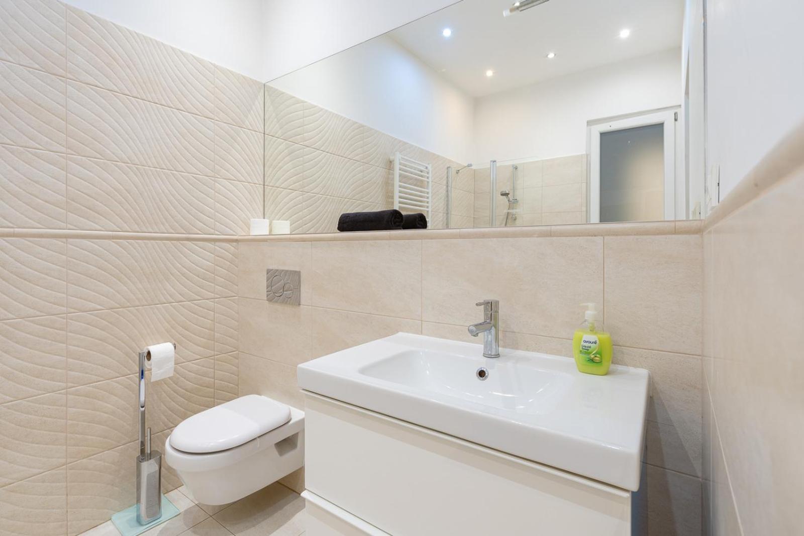 Garys Bright And Spacious Two Bedroom Flat Near Danube Budapeste Exterior foto