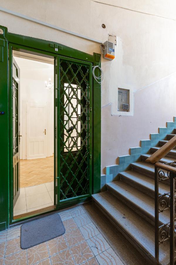 Garys Bright And Spacious Two Bedroom Flat Near Danube Budapeste Exterior foto